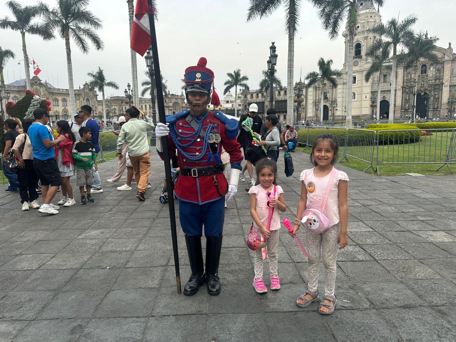 Nuestras pequeñas exploradoras descubriendo la historia en el centro de Lima.